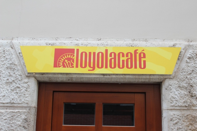 SJC Horánszky utca 14. és környéke, Jézus Szíve Templom, Loyola Café (külső) – 2014. február